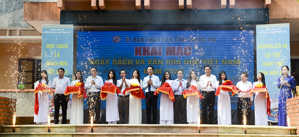 C&aacute;c đại biểu cắt băng khai mạc ng&agrave;y S&aacute;ch v&agrave; Văn h&oacute;a đọc Việt Nam tại Quảng Trị năm 2023